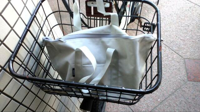 【山崎実業 tower スーパー・コンビニ弁当がそのまま入る 洗えるお弁当バッグ】自転車のカゴにちょうど入るサイズ感なのも嬉しいポイント！