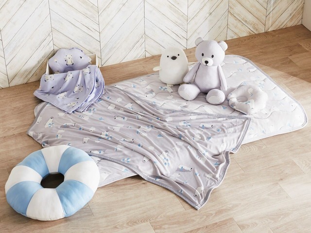 ニトリ　デコホーム「おひるね敷パッド Nクールスーパー（ペンギン）」1,490円、「スモールケット Nクールスーパー（ペンギン）」1,990円