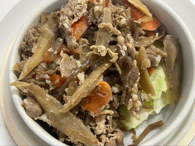 【サンコー 炊き立て丼 ７プレミアム 牛肉ごぼう】おそうざいによっては2、3種類入れるのは厳しい