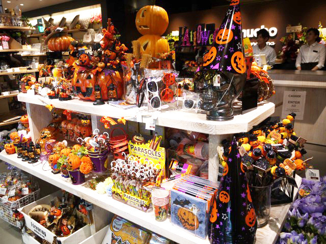 キッチンペーパーや紙コップもハロウィーン仕様。ホームパーティーが盛り上がりそう