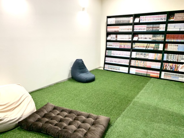 休憩所には漫画もアリ。