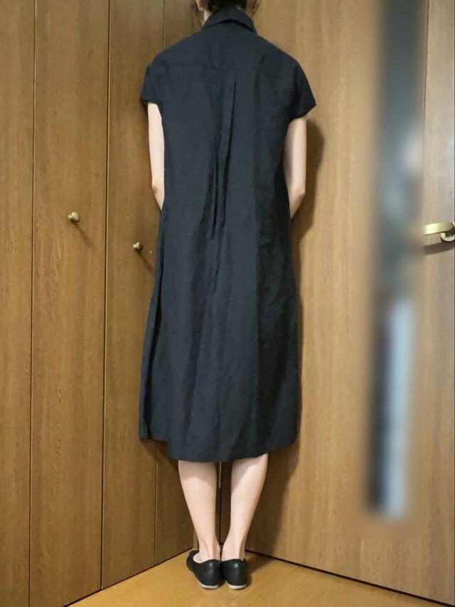【UNIQLO リネンブレンドシャツワンピース】後ろ姿。シンプルで大人っぽい雰囲気