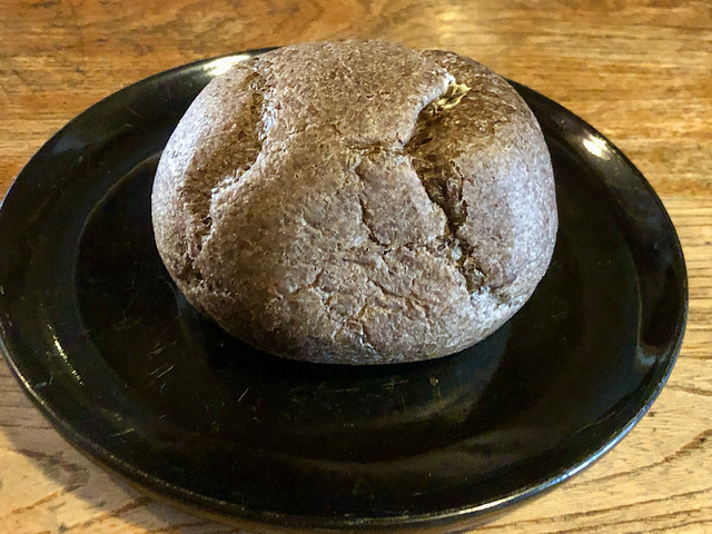 【シャトレーゼ　ダブルシュークリームティラミス】コロンと丸いフォルムとチョコレート色の生地が可愛い