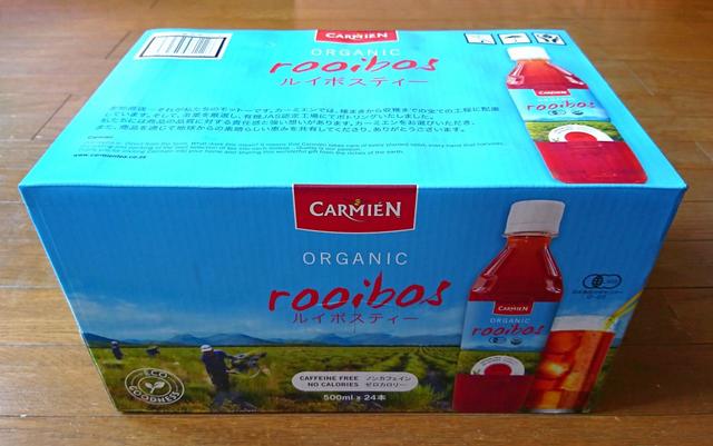 【サーフビバレッジ カルミエン 有機ルイボスティー 500ml×24本 1448円】水色の地にルイボスティーの赤色が映える