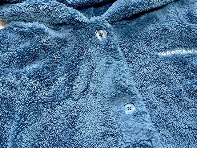 同カラーのボタンで開閉する仕様♪【GU（ジーユー）マシュマロフィールラウンジパーカ(長袖) Chiikawaちいかわ ブルー】