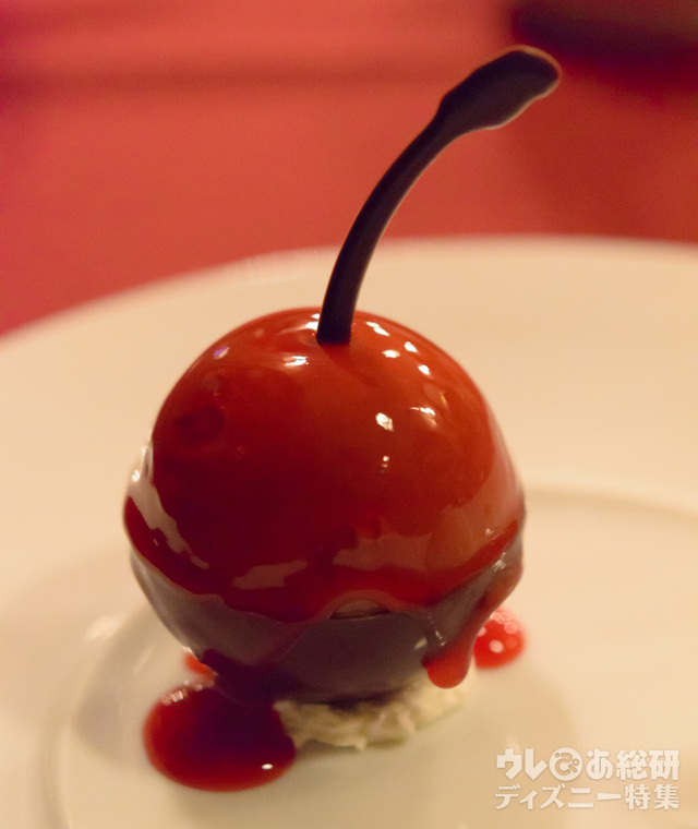「マゼランズ」レミーのスペシャルコース：チョコレートムース、チェリーソース、バニラアイスクリーム添え｜東京ディズニーシー「ピクサー・プレイタイム」2018年