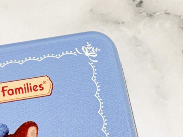 淡いブルーにレースのような額縁プリントが大人かわいい♪