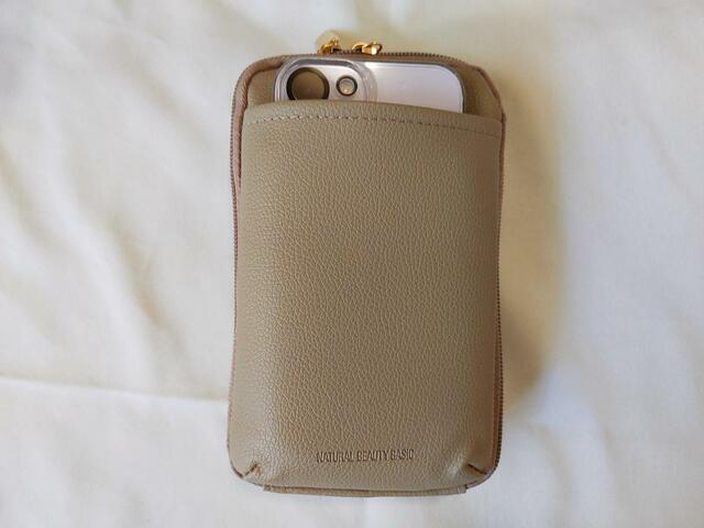 【NATURAL BEAUTY BASIC(ナチュラルビューティーベーシック)ガバッと開くスマホポーチ】ポケットには携帯を入れることも可能