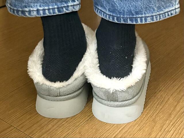 【ワークマン　レディースかかと踏めるムートン風シューズ】かかとを踏んで履いても横着しているように見えないデザインがGood！