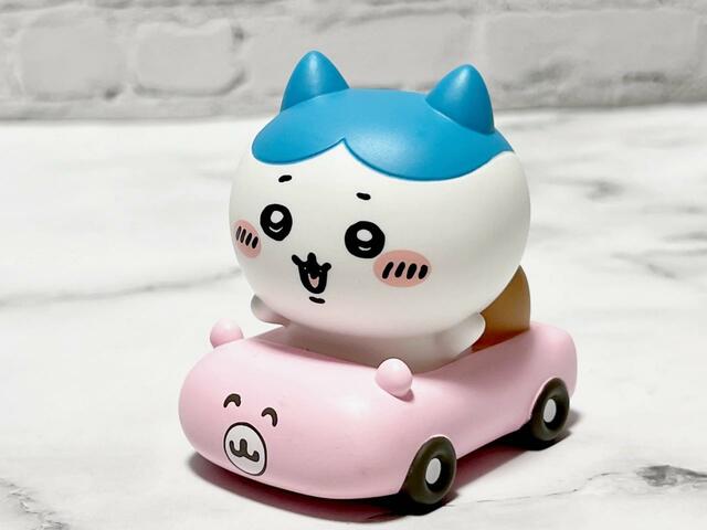 両手を離して車に乗る姿がなんだか危なっかしいですね…