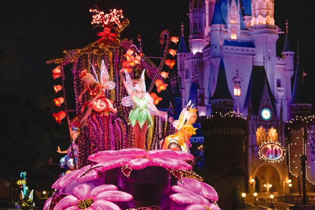 東京ディズニーランド】「夜パレード」が歓喜の復活！“アナ&エルサ”に