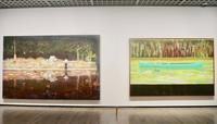 『ピーター・ドイグ展』展示風景。左《エコー湖》（1998）、《カヌー＝湖》（1997-98）