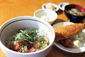 三崎水産物地方卸売市場食堂(三崎食堂) 海鮮気まぐれ丼定食地魚フライ付 1810円 新鮮な地魚がのった丼と魚のフライがセットに。もう一杯白ご飯がほしくなる!?