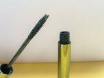 大きめのブラシでまつげをキャッチしてくれる：UZU MOTE MASCARA KHAKI：1,980円（税込）