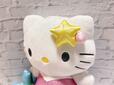 キティちゃんのお耳には、パール付きの星の飾りがついています♪
