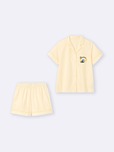 【GU×パペットスンスン】「コットンパジャマ(半袖&ショートパンツ) パペットスンスン」2,490円/バナナを持ったスンスン、かわいい!