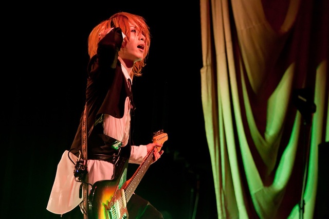 DEZERT・MIyako（G）／（撮影・さわきみのり）