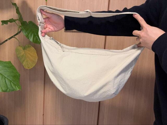 【Uniqlo U ショルダーバッグナイロン】カラーはブラック、ナチュラル、イエロー、パープルの4展開。ナチュラルはオフホワイトのような色味です