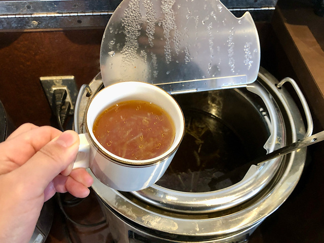 【ココス　濃厚ビーフシチューの包み焼きハンバーグ 110g ランチ】スープは2種類　まずはビーフオニオンスープをいただきます