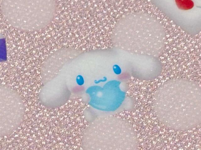 ハートを抱いている姿が愛らしいシナモン!