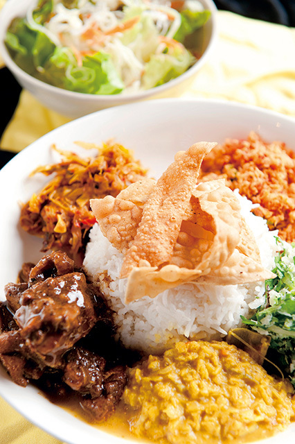スパイシービストロ タップロボーン（南青山） スリランカ式ライス＆カリーワンプレート 1080円 カレー、炒め物、ふりかけ、おせんべいなど、スリランカの多彩な味が楽しめるワンプレート。