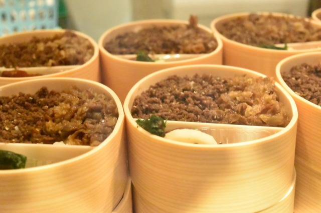 実演厨房で作られたものは温かい駅弁もある