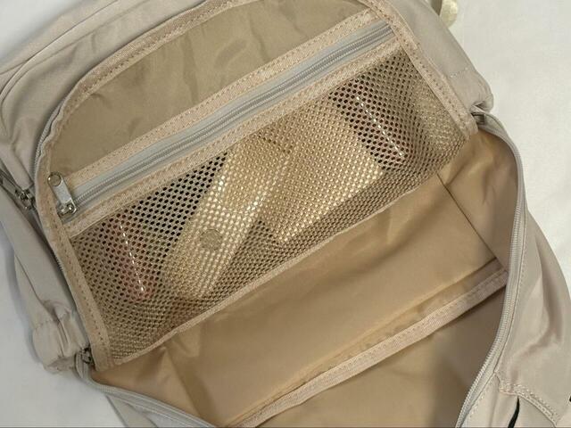 【ワークマン 軽量3レイヤーポケットマザーズリュック】メイン収納にはファスナー付きメッシュポケットもあり、小物の収納に便利!