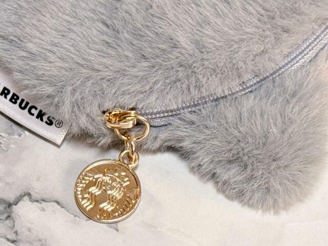 背面上部のファスナーを開閉する仕様