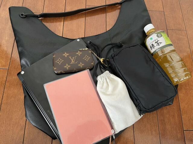 【LOWRYS FARM ヤワラカルイ５ポケトートBAG】ノートPCやポーチ、ペットボトルなど普段の荷物を入れても全体の50％ほど。見た目以上の収納力があります！