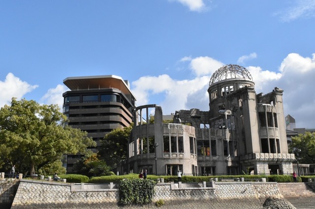 おりづるタワーと原爆ドーム