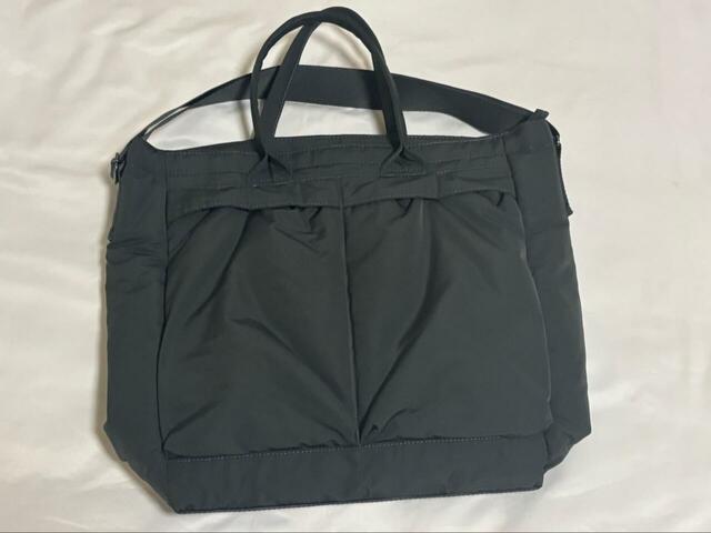 【UNIQLO：C  2WAYユーティリティバッグ】サイズは横34×縦38×マチ16cm。カラーはグレー、ブラック、オリーブがあります