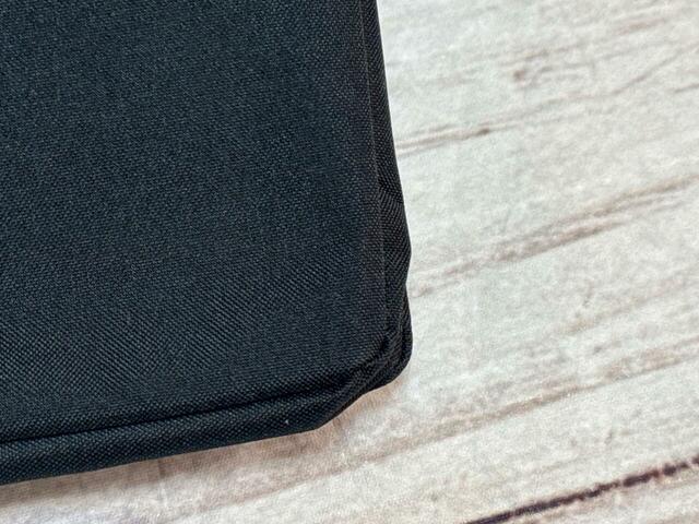 素材はポリエステル。裏側にPVC貼加工が施されており、厚手で丈夫!