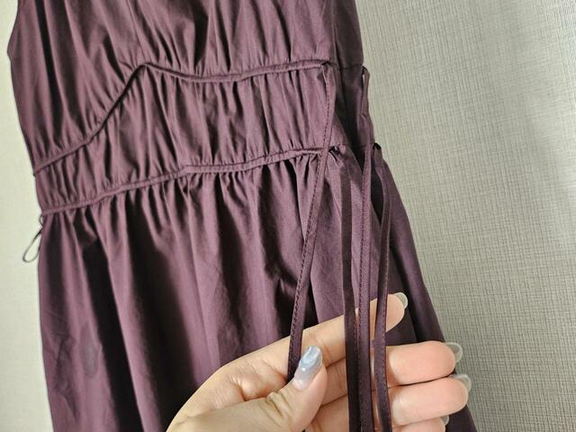 【UNIQLO　コットンギャザーワンピース】ウエストのリボンでギャザーの調整が可能。シルエットの印象を自由に変えられます♪