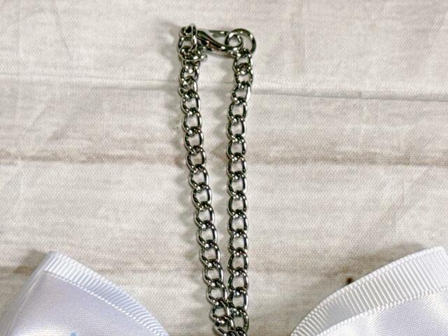 上部にはシルバーチェーンが付属しており、バッグの持ち手などにつけられる仕様
