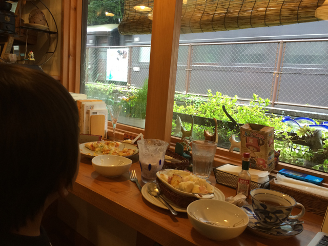 「ひぐらし」店内。目の前をSLが通過!!