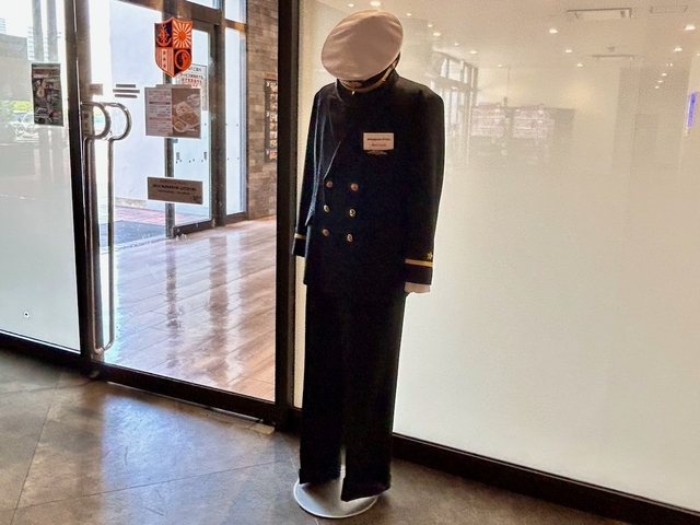 【横須賀海軍カレー本舗ベイサイドキッチン】横須賀海上自衛隊から譲り受けた制服が飾ってありました
