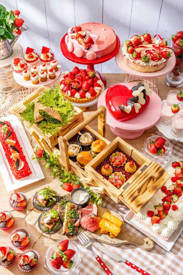 「ミートアフタヌーンティーwithストロベリースイーツビュッフェ」＜期間：2025年12月27日〜2026年5月上旬＞【【ヒルトン東京】苺とお肉の無限ループ！“ミートアフタヌーンティー”と一緒に“ストロベリースイーツ”が食べ放題”が楽しめる！】