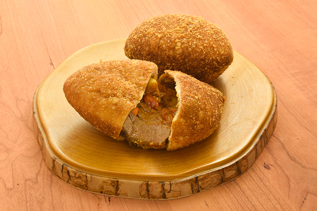 希望の丘ベーカリー　タパン_牛たんカレーパン　極