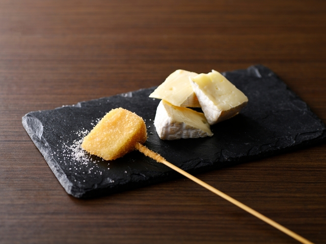 「カマンベールチーズ」＜期間：2025年12月11日〜＞【チーズに溺れる『チーズ三昧コース』が新登場！「串揚げ・串天ブッフェ くし葉 ワールドポーターズ店」がリフレッシュオープン！】