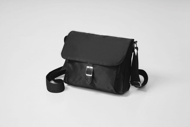【THE GOOD SHOULDER BAG】軽量で光沢がリッチなナイロン素材