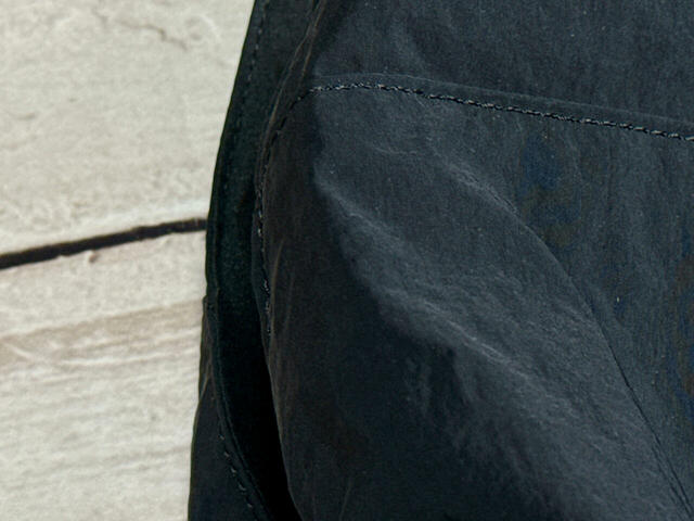 素材はナイロン。マットな質感の生地