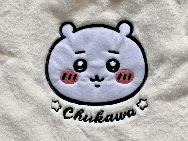 フロントセンターにちいかわのお顔のアップリケデザイン！かわいすぎる〜♪