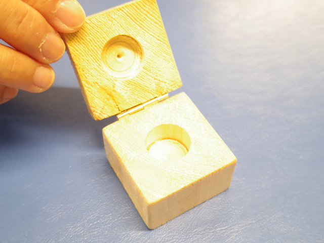 1年経つともらえる大きなビーズは、こんな木箱に大切に入れられている。誕生日がもっと特別なものになる瞬間