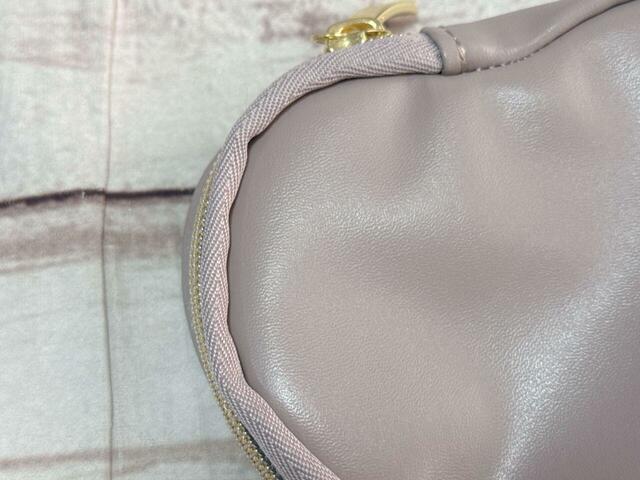 バックは柔らかい合成皮革生地です