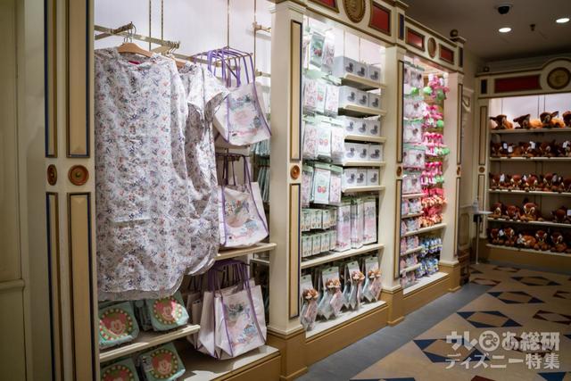 色とりどりの花が咲き、小さな仲間たちがかけまわる、東京ディズニーリゾートの春を表現したグッズ