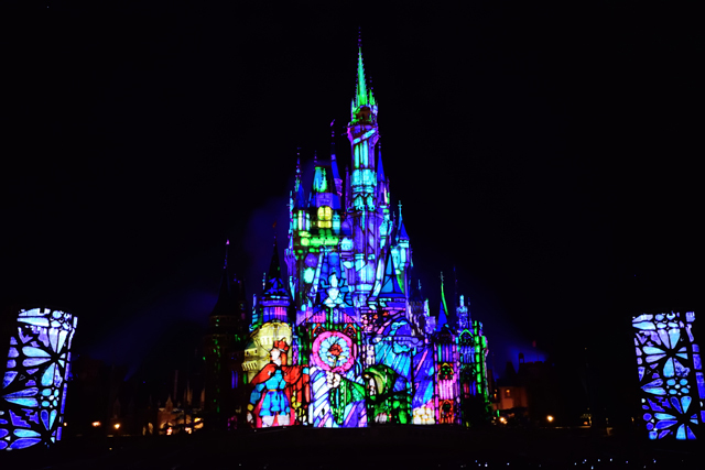 ４２：「美女と野獣」ステンドグラスに変わったシンデレラ城であらすじが語られる ©Disney