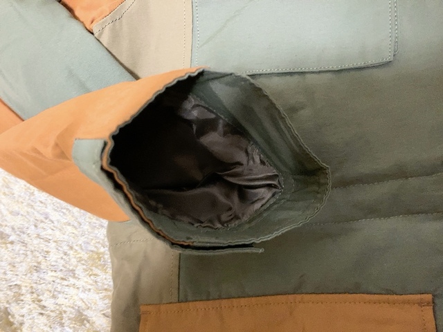 【ワークマン レディース撥水ウォームマウンテンパーカー】袖は面ファスナーで絞れ、風の侵入を防ぎます