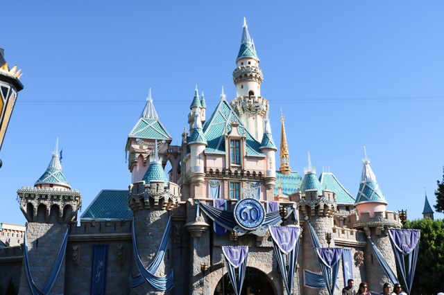 ディズニーランドの「眠れる森の美女の城」