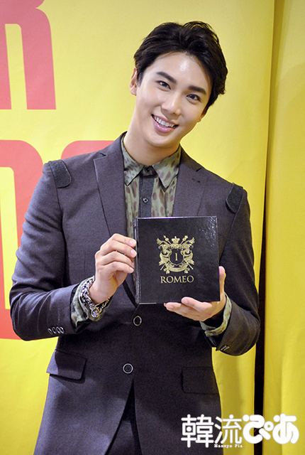 友人ROMEOの新シングルを手にポーズを取るパク・ジョンミン/入隊前最後の来日会見