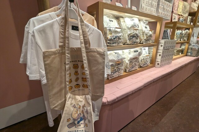 【ちいかわベーカリー】トートバッグやサコッシュ、Tシャツなど普段使いしたいオリジナルグッズがたくさん！